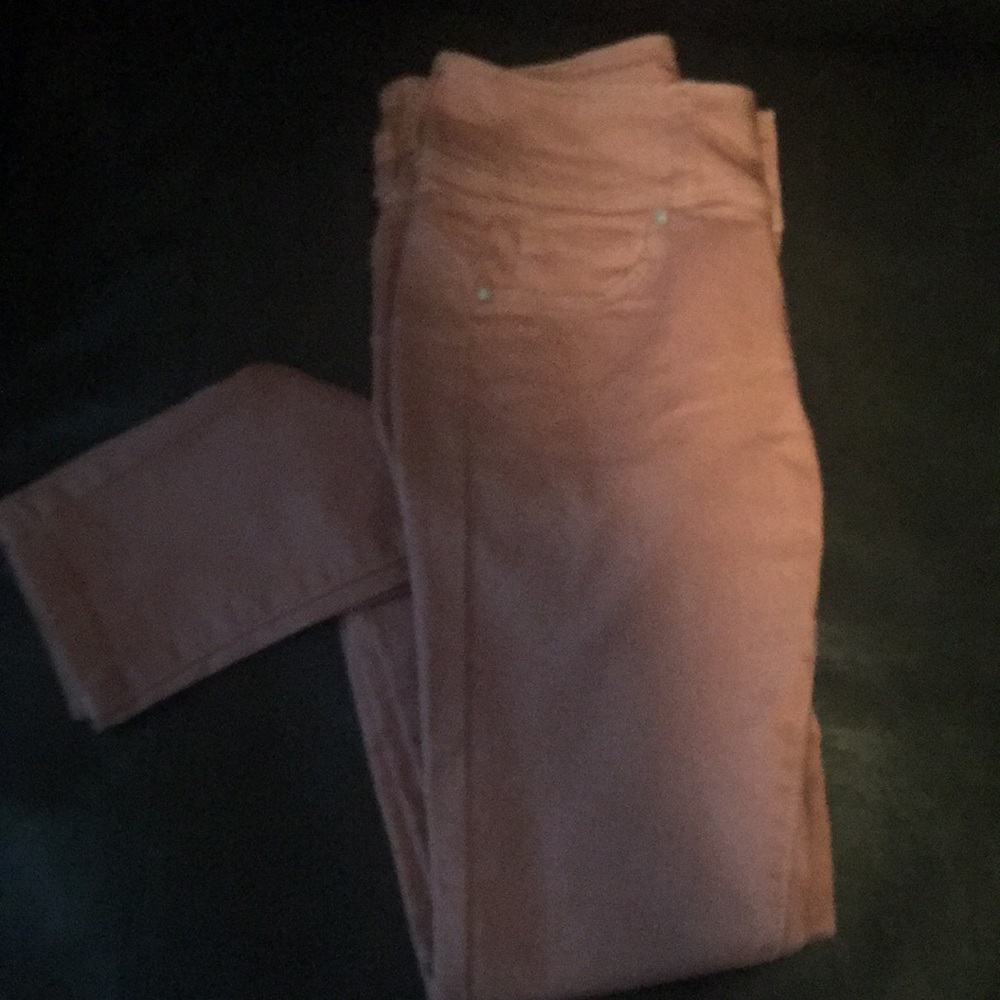 Jeans, low rise with zipper and three buttons!